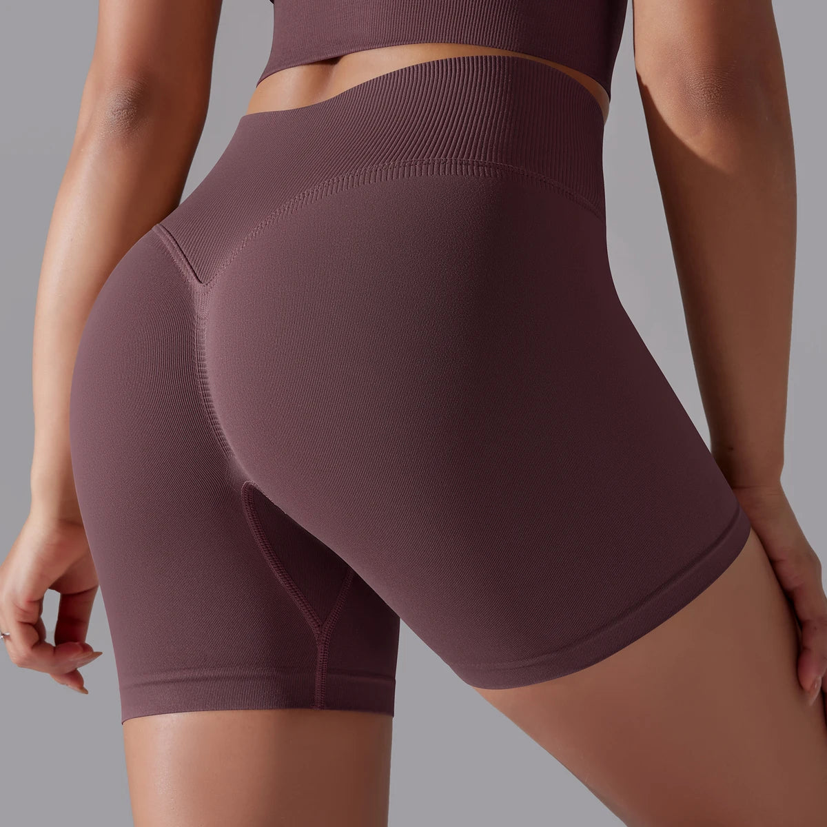 Nahtlose gestrickte Damen-Workout-Shorts, dunkellila, Seitenansicht mit Po-Formnaht