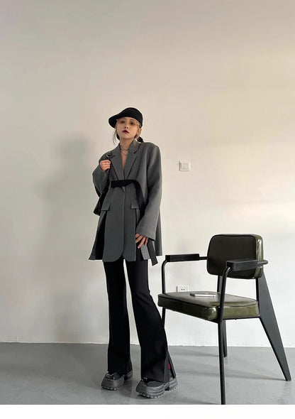 Elegantes Damen-Kleid mit Stehkragen und langen Ärmeln im Patchwork-Design mit Ketten-Details und Diamant-Muster.