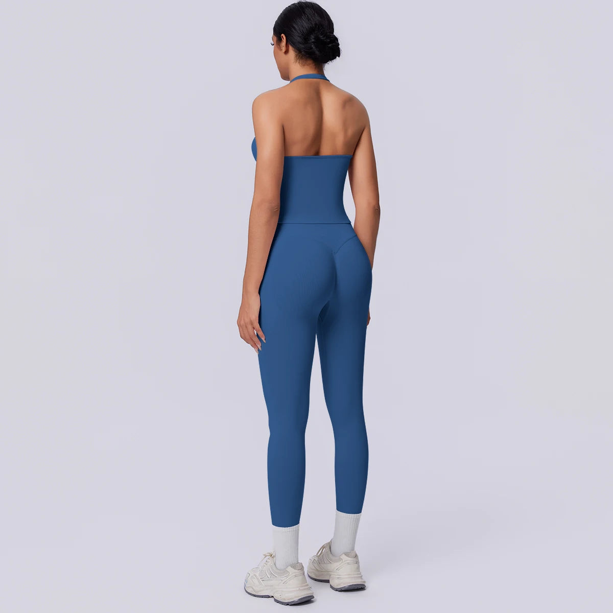 Nahtloses Yoga-Set in Blau: Rückenansicht mit Trägershirt und 7/8-Leggings.