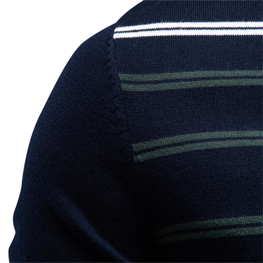 Herren T-Shirt Nahaufnahme: Schulterbereich mit Streifenapplikationen in Dunkelblau