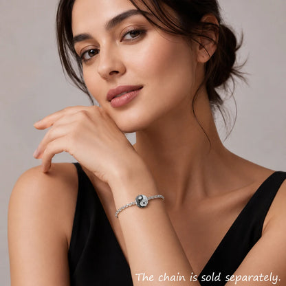 Yin-Yang-Charms am Handgelenk, silberfarben mit schwarzem Kontrast und Micro-Pave
