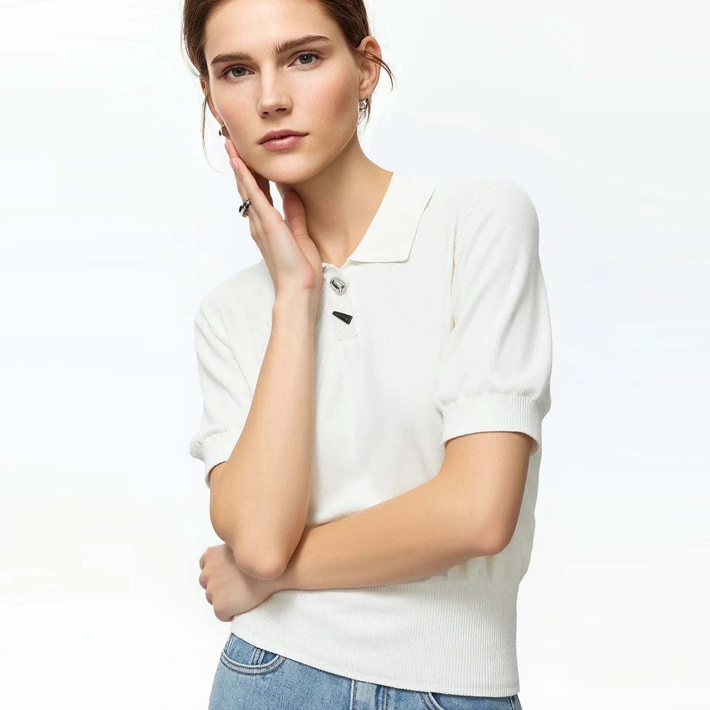 Stricktop mit Polokragen, Kurzarm und Metallknöpfen, weißes Feinstrick