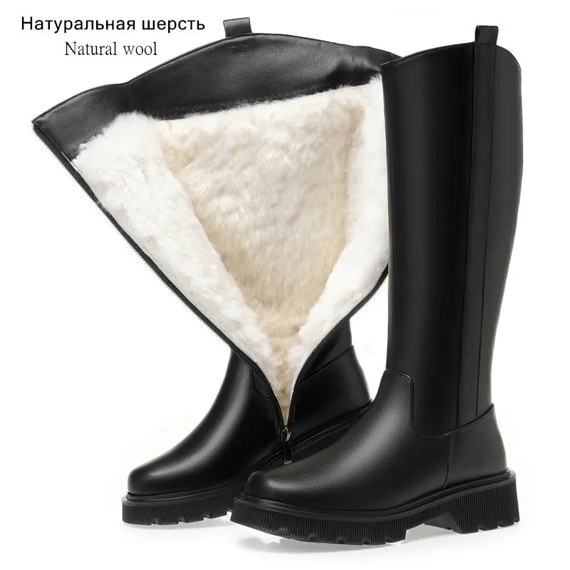 Schwarze Winterstiefel mit hohem Schaft und weißem Wollfutter im Inneren