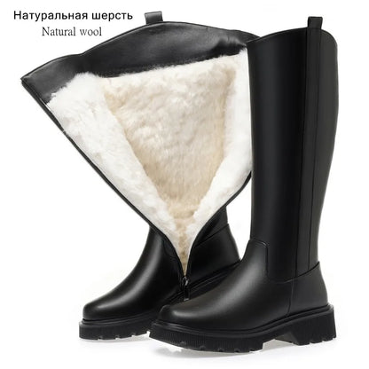 Schwarze Winterstiefel mit hohem Schaft und weißem Wollfutter im Inneren