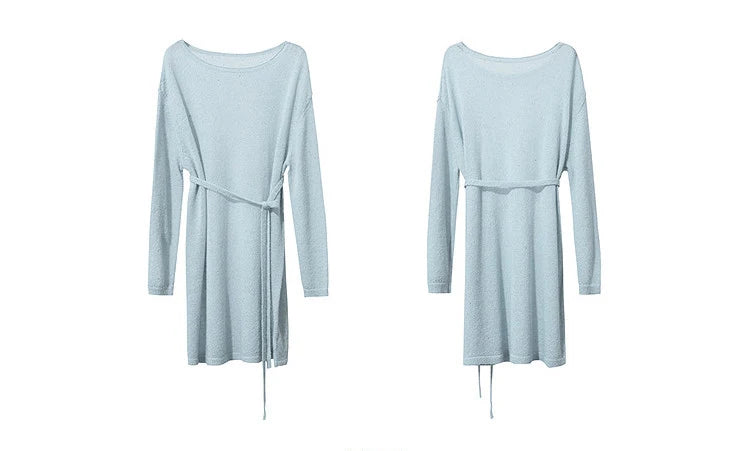 Strickpullover in Hellblau mit Gürtel, Rundhalsausschnitt, lange Ärmel, schwingender Saum