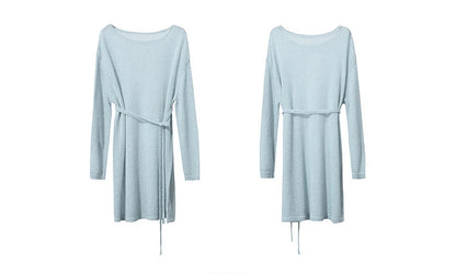 Strickpullover in Hellblau mit Gürtel, Rundhalsausschnitt, lange Ärmel, schwingender Saum