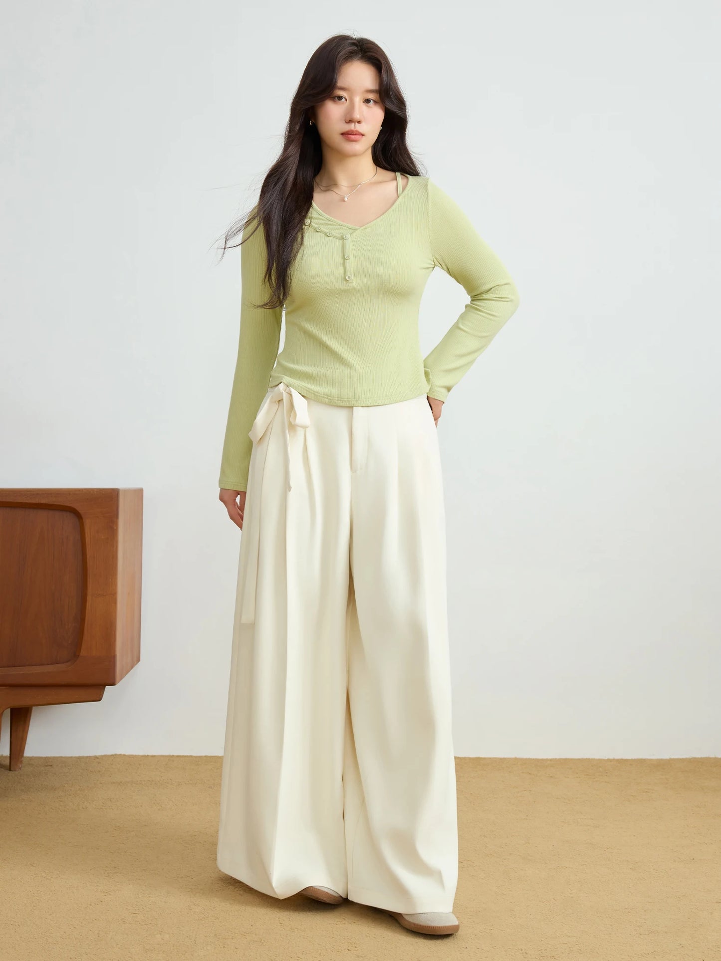 Kurzarm-Bluse mit Spitzenstickerei und Hohldesign – ideal für den Sommer und den Büroalltag