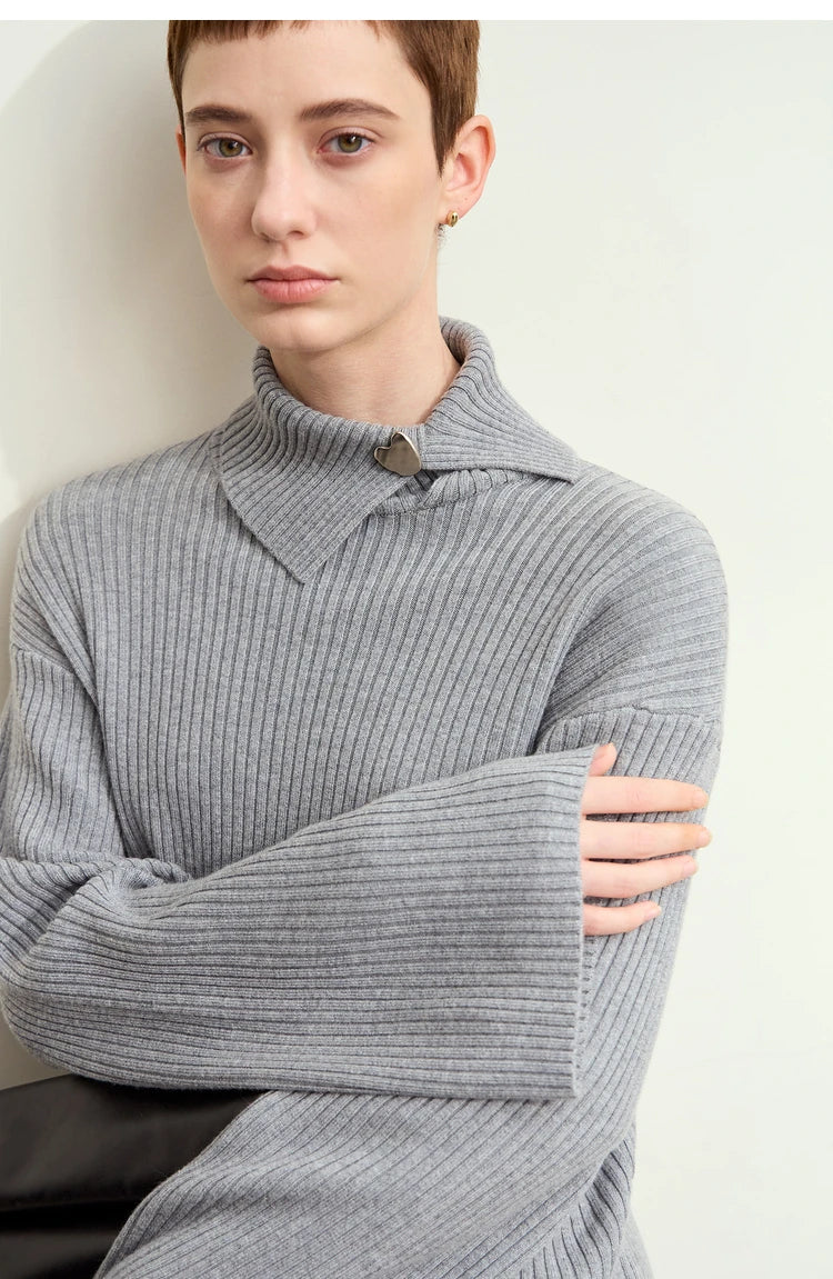 Grauer Pullover mit geripptem Rippenstrick und Herz-Metallschnalle am Kragen