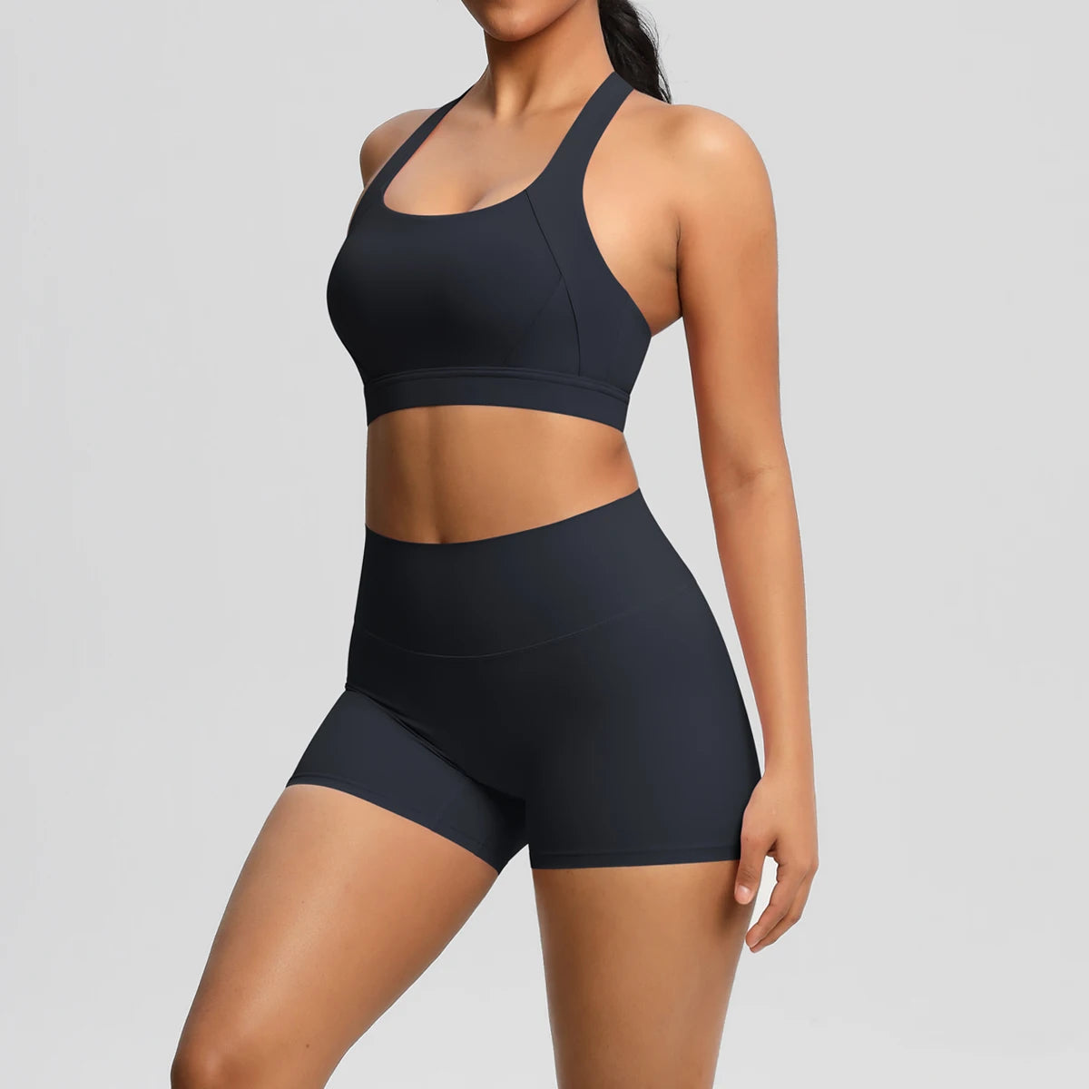 Damen-Sportset in Schwarz: Crop-Top mit schmalen Trägern und Shorts