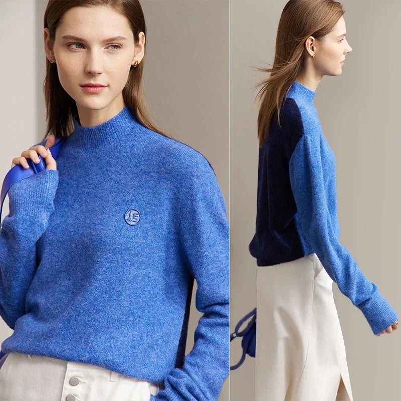 Blauer Damenpullover mit halbem Rollkragen, besticktes Emblem auf der Vorderseite