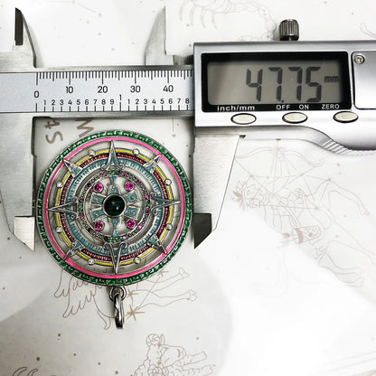 Runder Anhänger mit Mandala-Design, zentralem grünen Stein und bunter Emaille-Umfassung