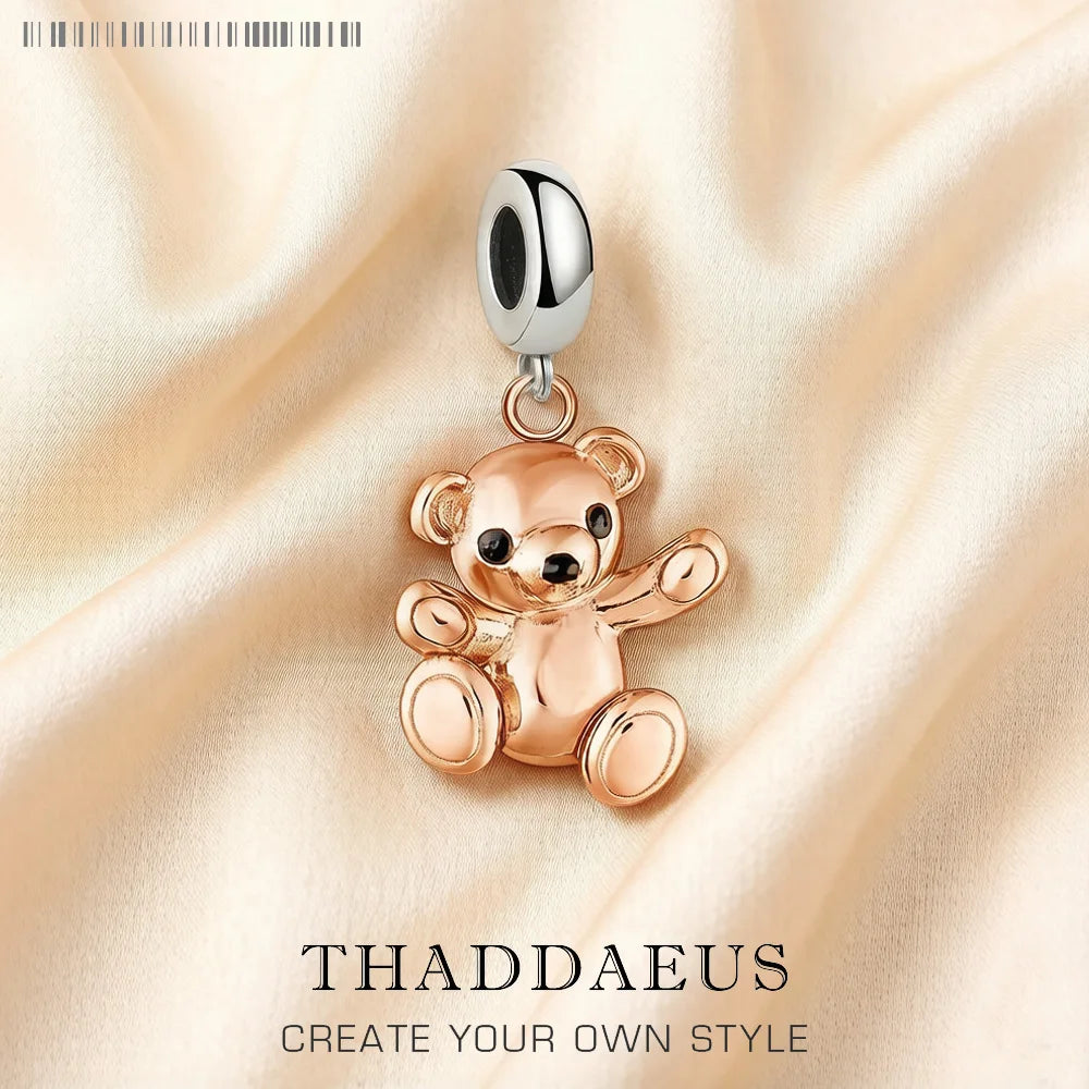 Teddybär-Charm-Anhänger in Roségold mit 925-Sterlingsilber-Öse, detailreiche Bärenfigur