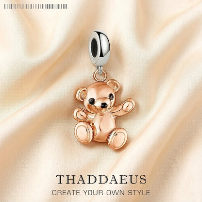 Teddybär-Charm-Anhänger in Roségold mit 925-Sterlingsilber-Öse, detailreiche Bärenfigur