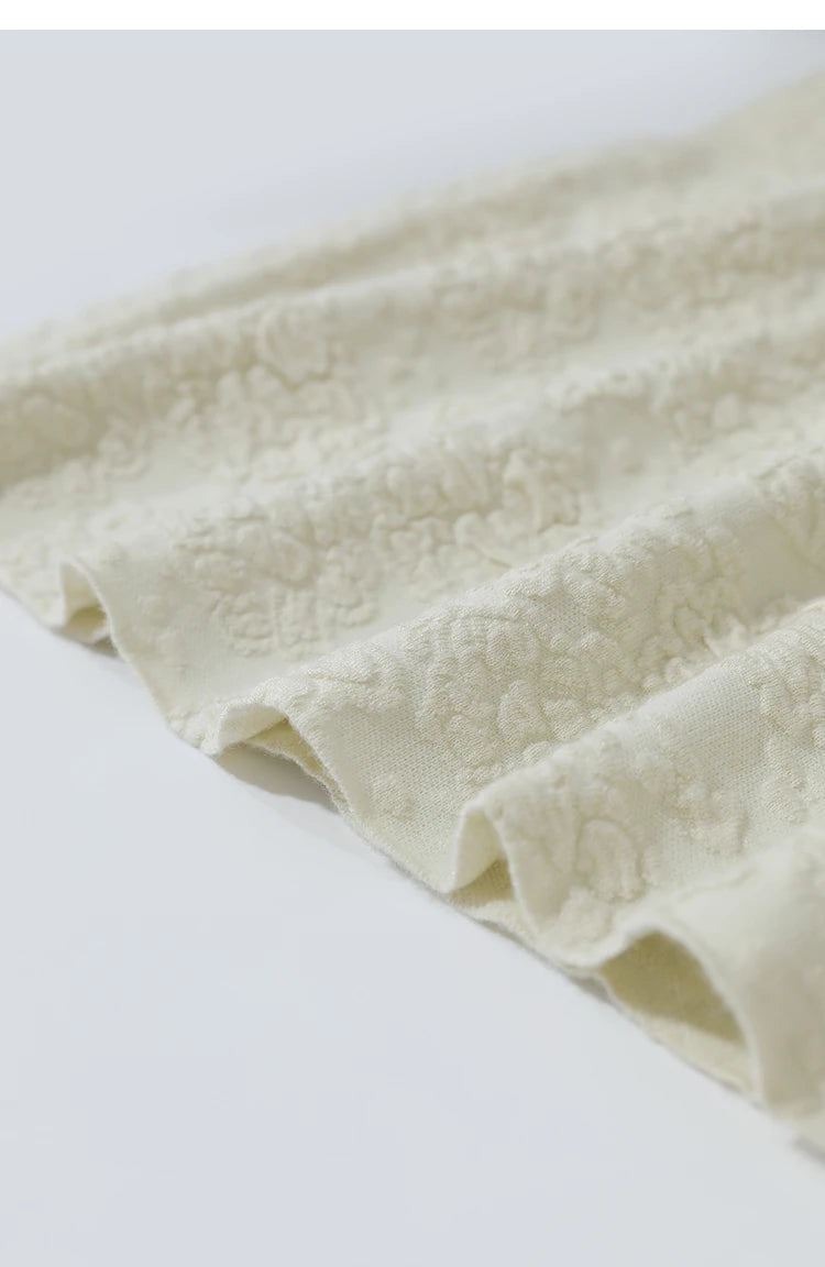 Cremefarbener Midirock mit Strickrelief und leicht ausgestelltem Saum