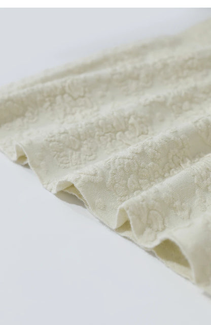 Cremefarbener Midirock mit Strickrelief und leicht ausgestelltem Saum