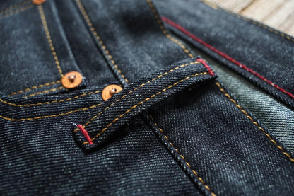 Herren Jeans aus Sommer Selvedge Denim mit lockerer Passform und hohem Bund