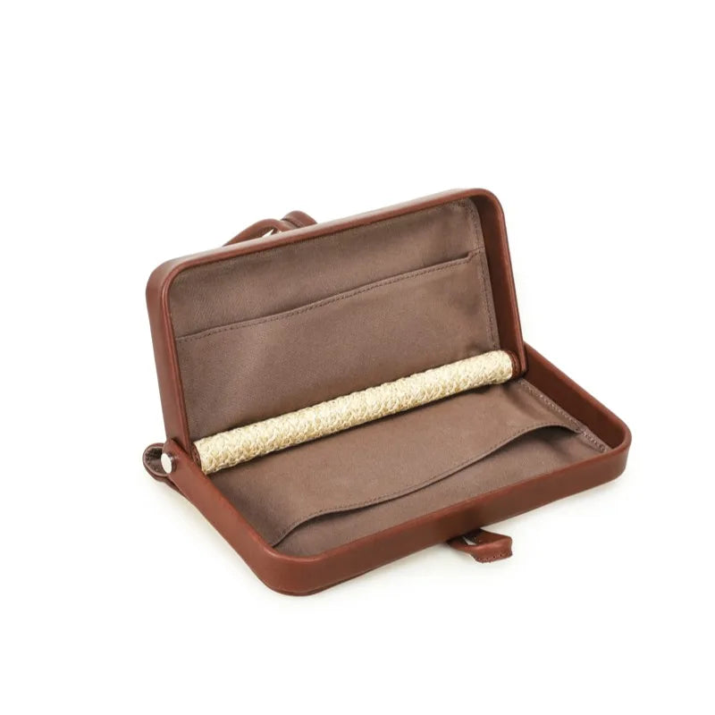 Geöffnete beige Stroh-Handytasche mit braunem Innenfach und Karten-/Geldscheinfächern