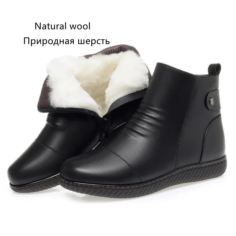 Schwarze Winterstiefelette mit weißem Kunst- oder Naturfell im Schaft, flache Traktionssohle