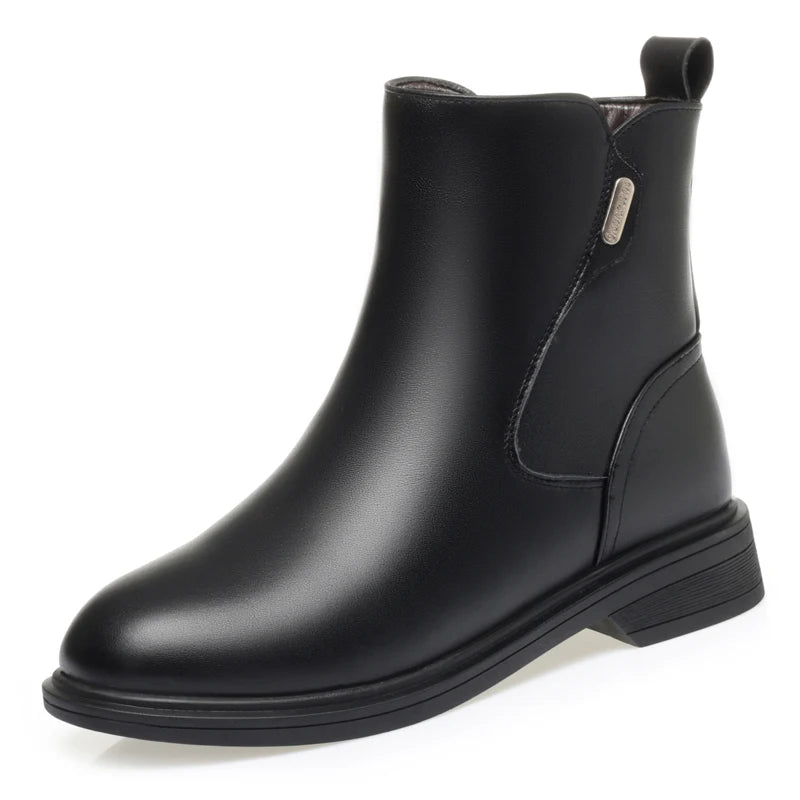 Schwarze Stiefelette mit glattem Obermaterial und dunkler Profilsohle
