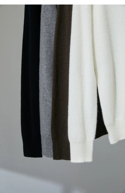 Hellcremer Kaschmirpullover, gerippter Saum und Ärmelbündchen, seitlicher Detailausschnitt