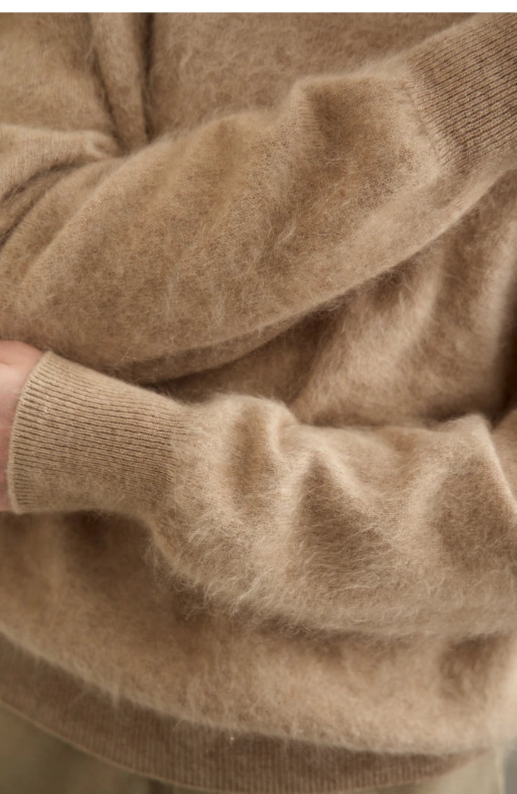 Nahaufnahme Ärmelbündchen am Damenpullover, O-Ausschnitt, beige, weicher Strick