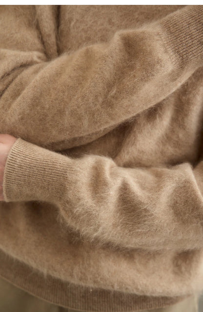 Nahaufnahme Ärmelbündchen am Damenpullover, O-Ausschnitt, beige, weicher Strick