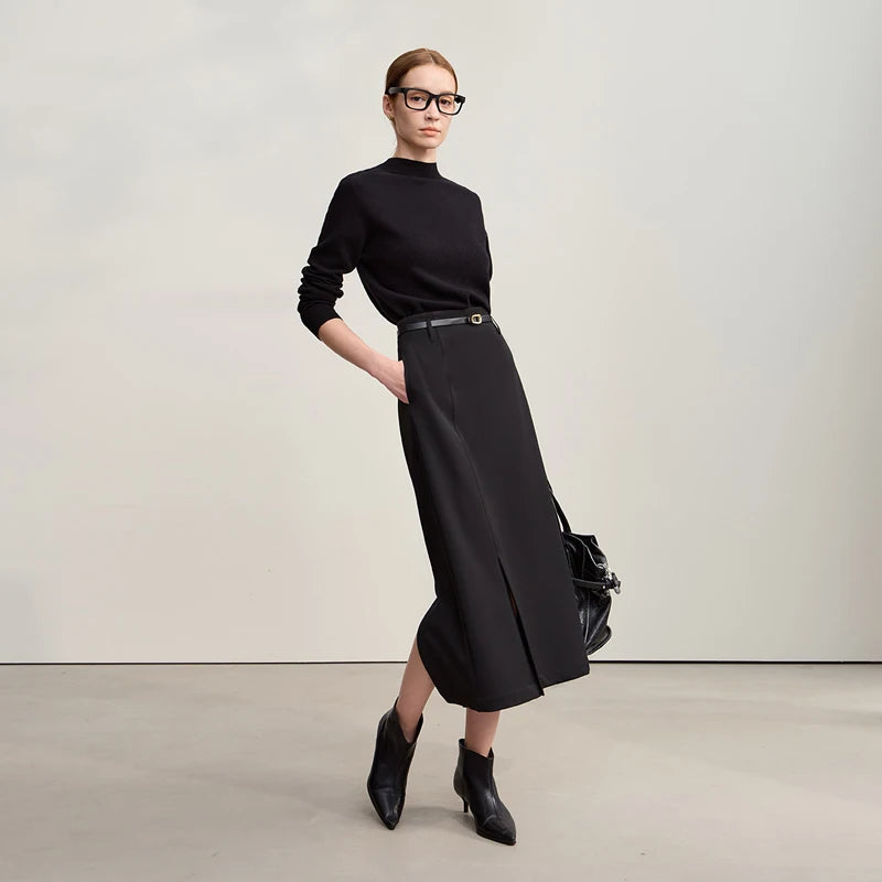 Wadenlanger A-Linien-Rock aus Stretch, schwarz, mit Gürtelbund und vorderem Schlitz