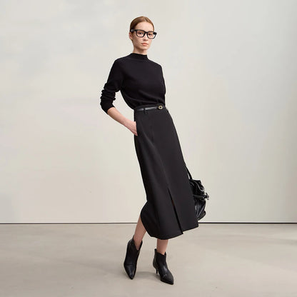 Wadenlanger A-Linien-Rock aus Stretch, schwarz, mit Gürtelbund und vorderem Schlitz