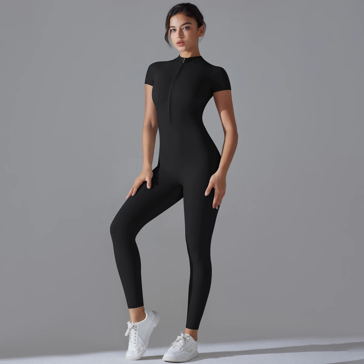Schwarzer Damen-Sport-Bodysuit mit kurzem Arm und Reißverschluss vorn, figurbetont