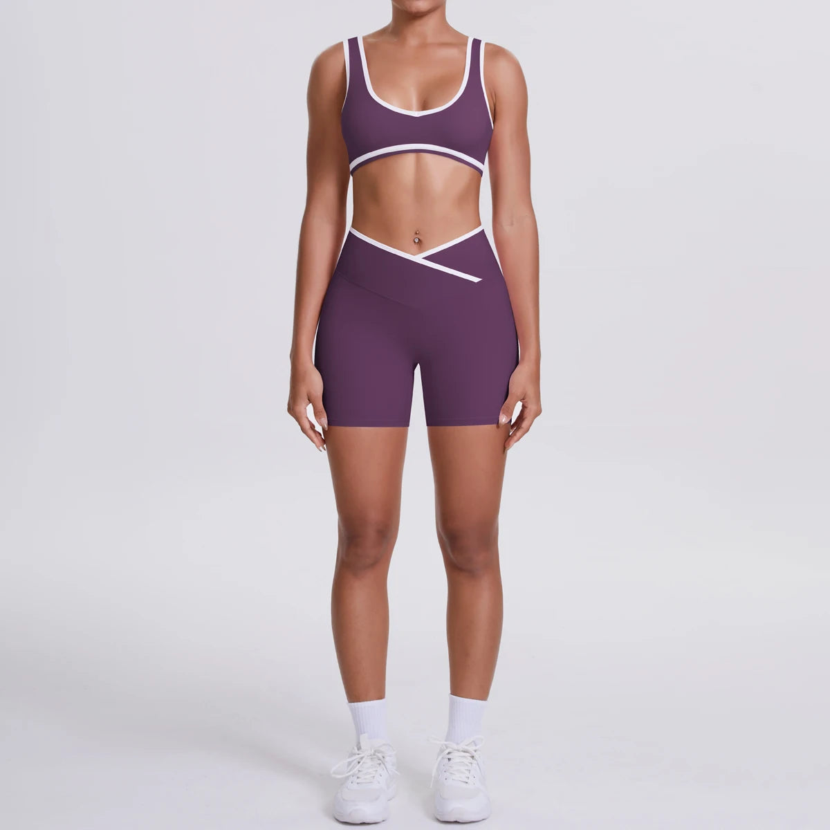 Hamidou Yoga-Set Lila: Crop-Sport-BH und High-Waist-Shorts mit Crossover-Naht, weiß eingefasst