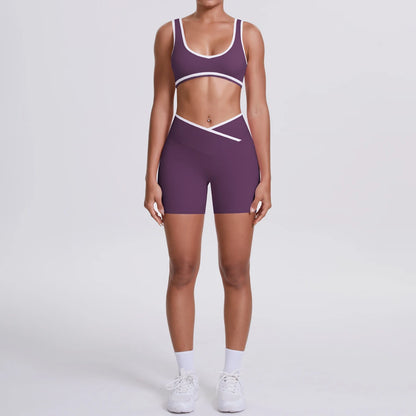 Hamidou Yoga-Set Lila: Crop-Sport-BH und High-Waist-Shorts mit Crossover-Naht, weiß eingefasst