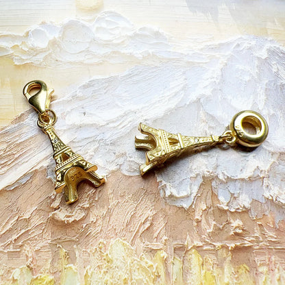Vergoldeter Eiffelturm-Charm-Anhänger mit Aufhängeschlaufe, seitliche Ansicht