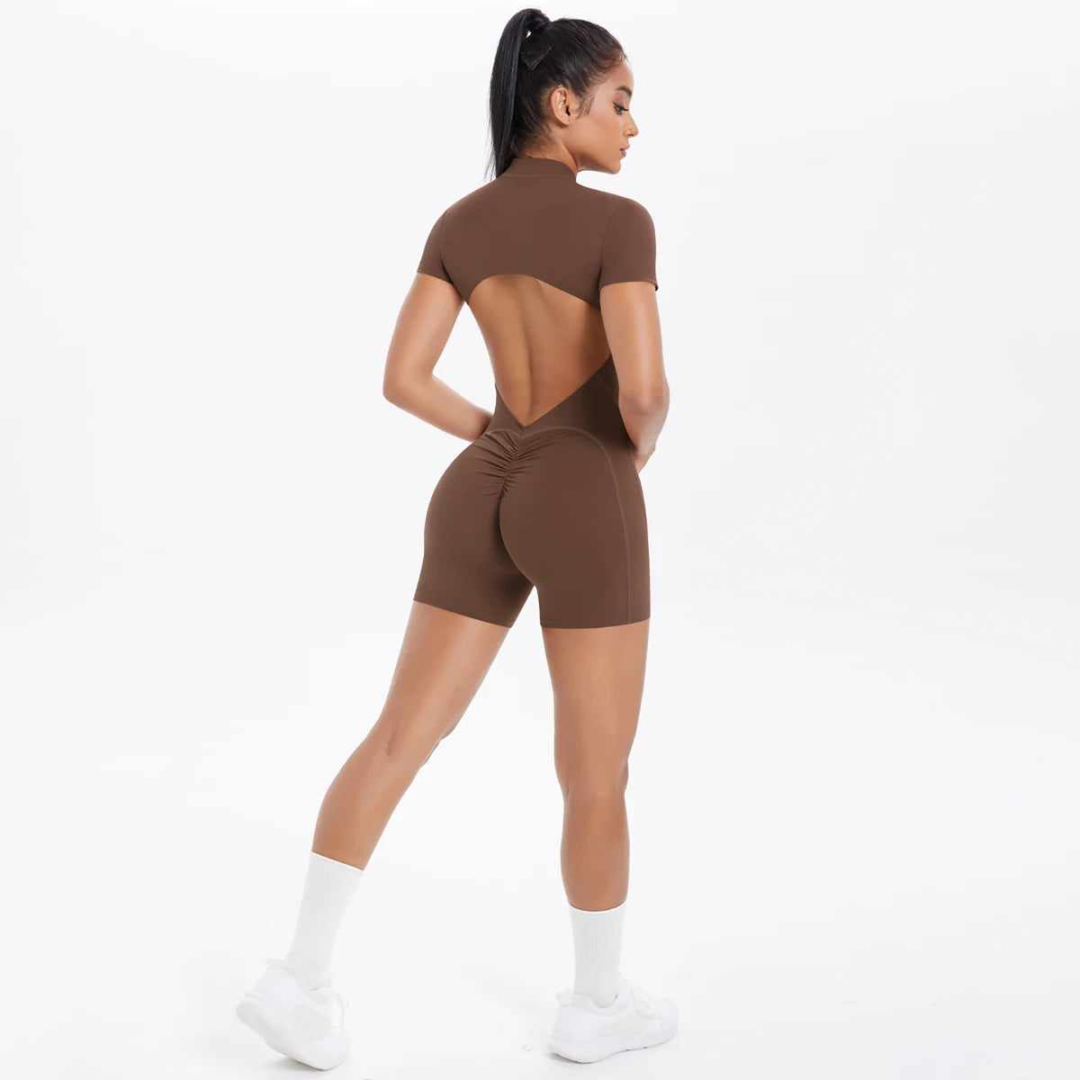 Damen-Overall in Kaffee, seitliche Ansicht mit Cut-out-Rücken und Frontreißverschluss