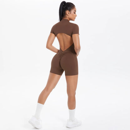Damen-Overall in Kaffee, seitliche Ansicht mit Cut-out-Rücken und Frontreißverschluss