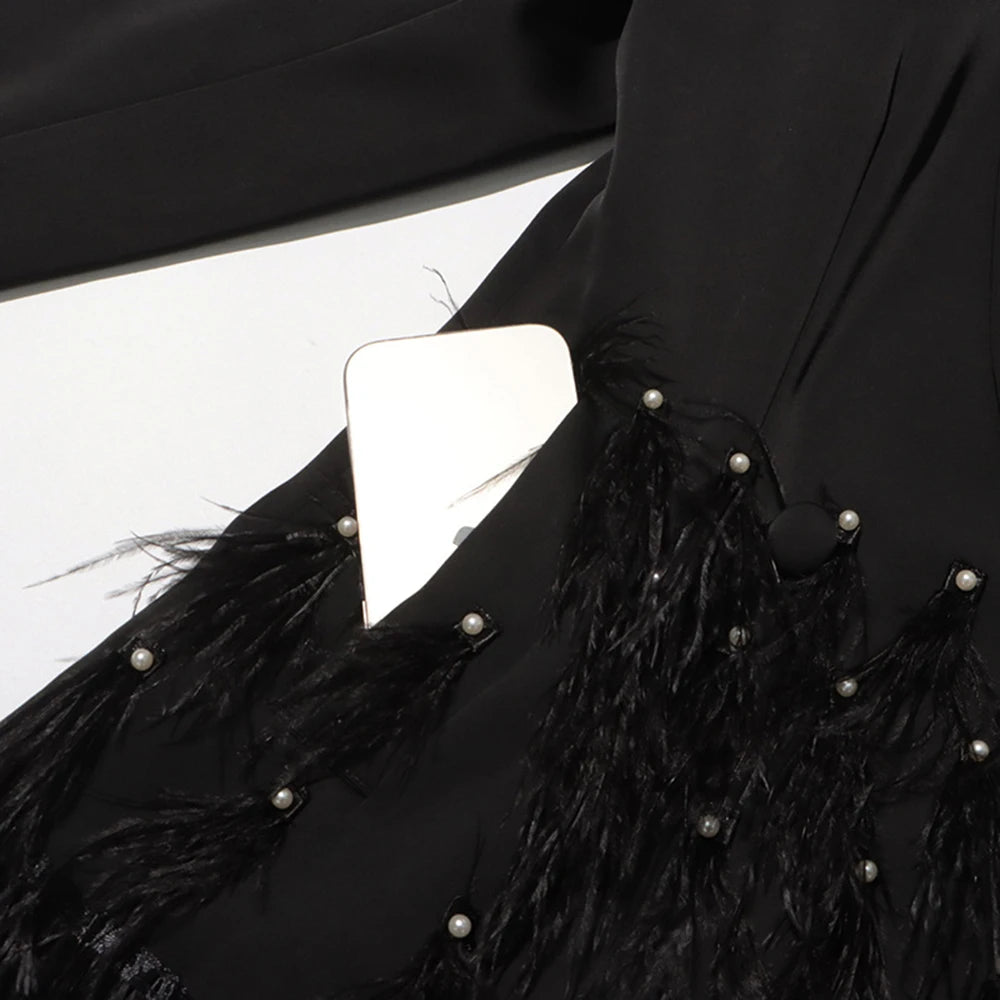 Elegantes Damenkleid mit V-Ausschnitt, kurzen Ärmeln und Perlenverzierung – figurbetontes Design mit Rüschen und Falten.