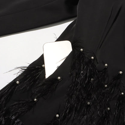 Elegantes Damenkleid mit V-Ausschnitt, kurzen Ärmeln und Perlenverzierung – figurbetontes Design mit Rüschen und Falten.