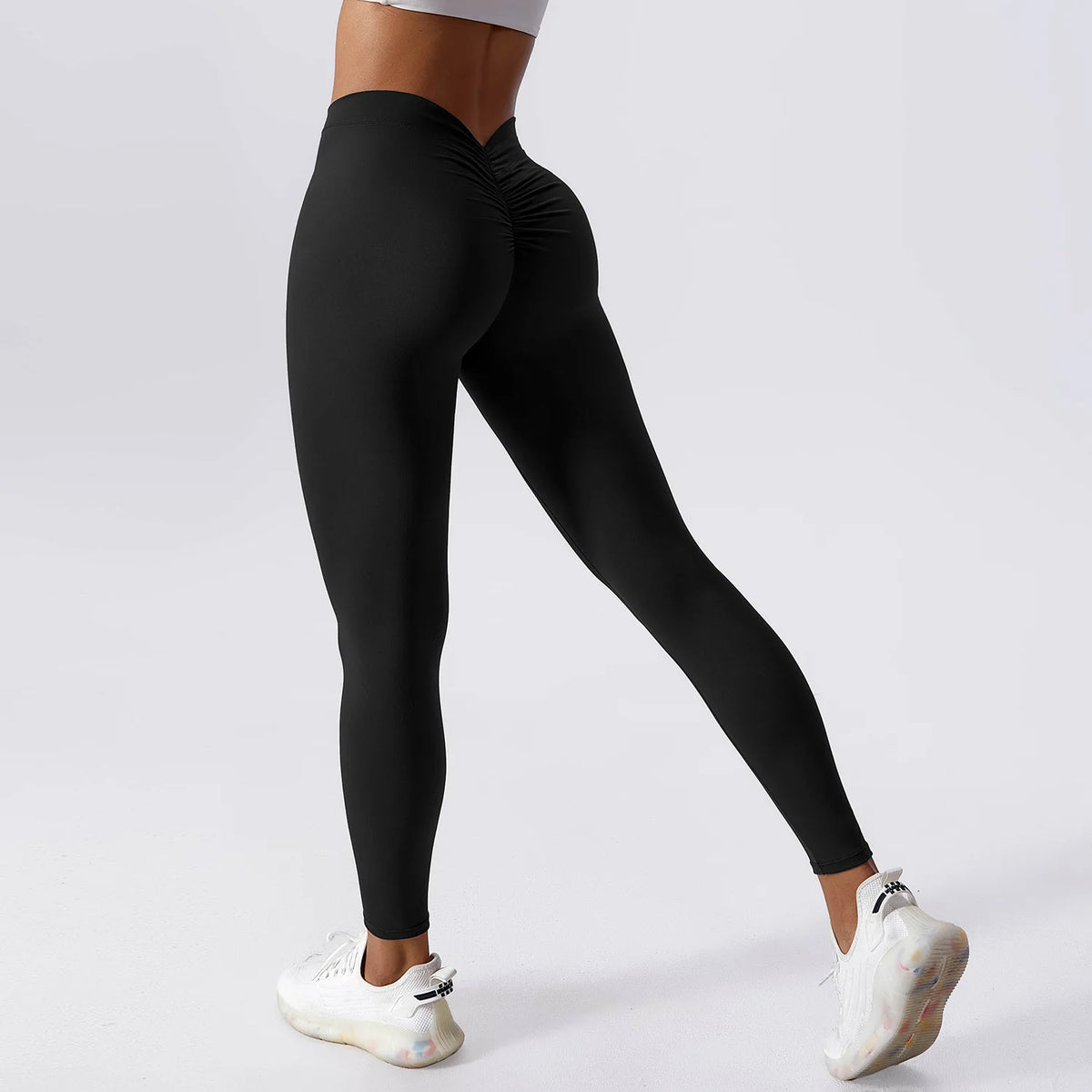 Yogaleggings mit hoher Taille, schwarz, seitliche Rückansicht mit körpernaher Passform