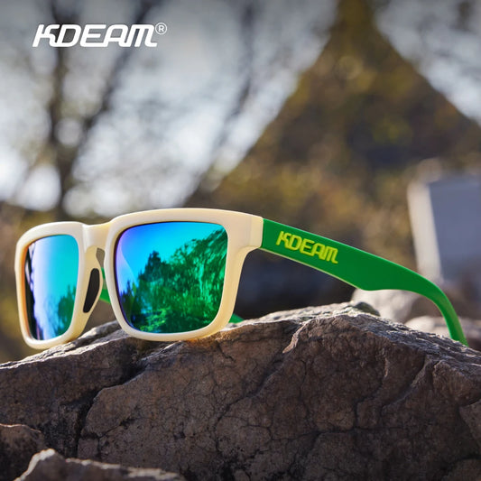 Sonnenbrille mit grüner Fassung und blauen Polarisationsgläsern