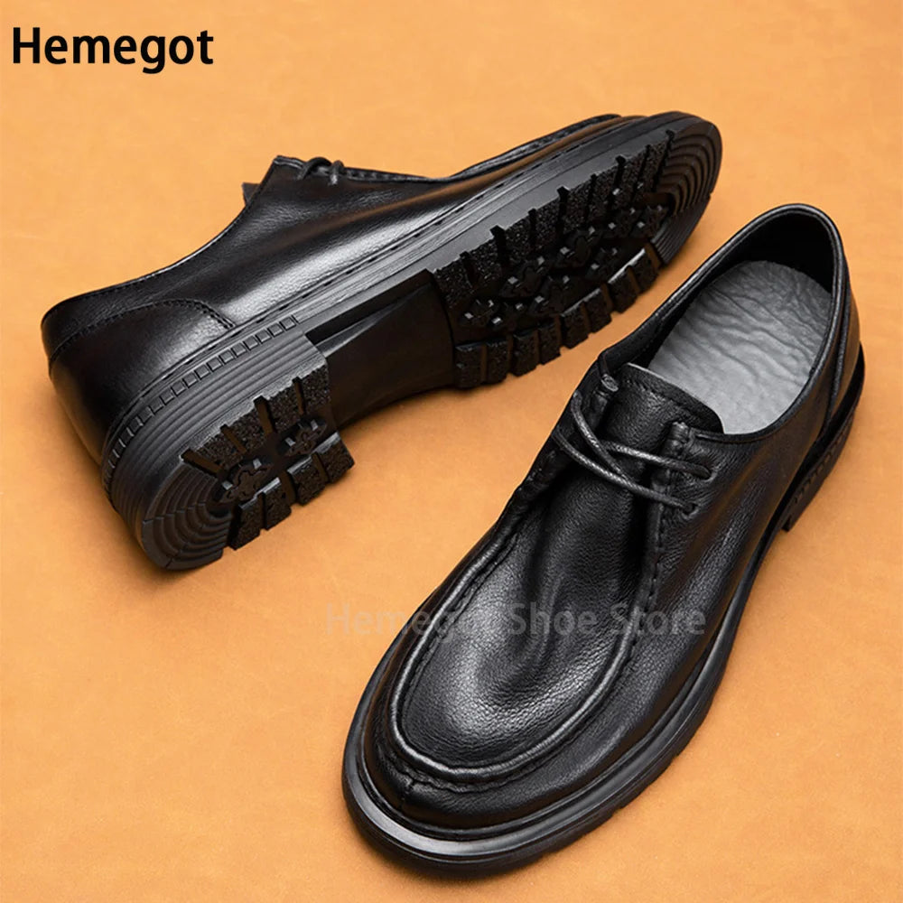 Herren-Schnürschuhe aus schwarzem Leder, Seitenansicht mit Profilsohle und Schnürung