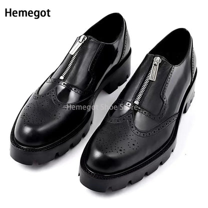 Schwarze Herren-Lederschuhe mit Brogue-Perforationen, spitzer Kappe und Reißverschluss