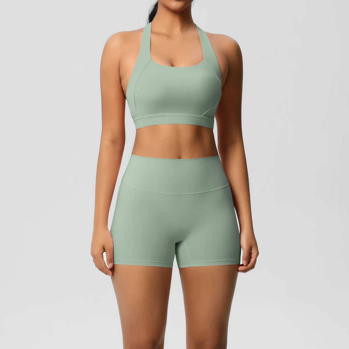 Damen-Sportset in Salbeigrün: Crop-Top mit schmalen Trägern und Shorts