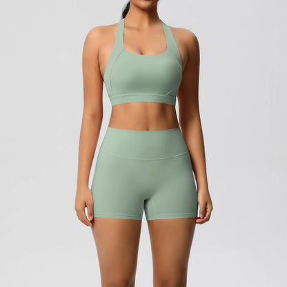 Damen-Sportset in Salbeigrün: Crop-Top mit schmalen Trägern und Shorts