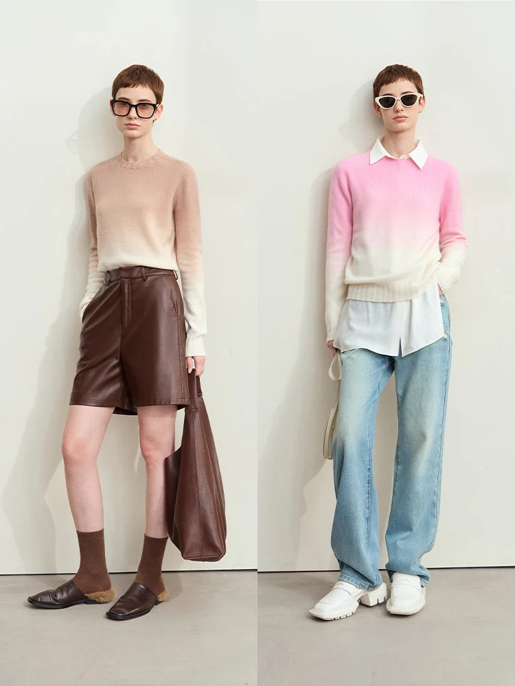 Rundhals-Pullover mit Farbverlauf, langärmlig, einmal beige und einmal rosa, zwei Models