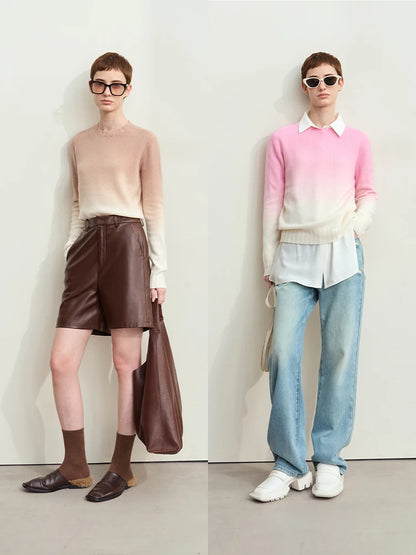 Rundhals-Pullover mit Farbverlauf, langärmlig, einmal beige und einmal rosa, zwei Models