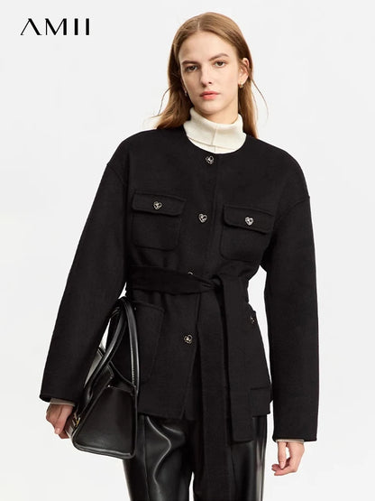Frauen Woll Mantel im minimalistischen Stil mit Gürtel und Taschen