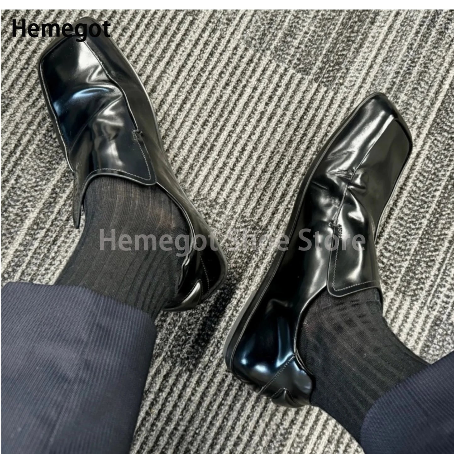 Schwarze Lederschuhe im Loafer-Stil, eckige Kappe und Slip-On-Öffnung.