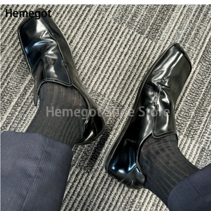 Schwarze Lederschuhe im Loafer-Stil, eckige Kappe und Slip-On-Öffnung.