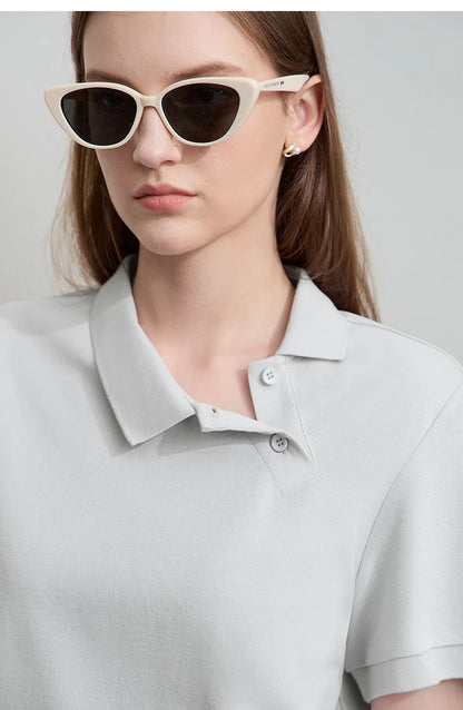 Damen T-Shirt im Minimalismus-Stil mit asymmetrischem Schnitt für den Sommer