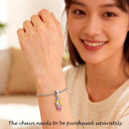 Silbernes Armband mit Puppen-Charms, gelbem Haar und pinkem Kleid