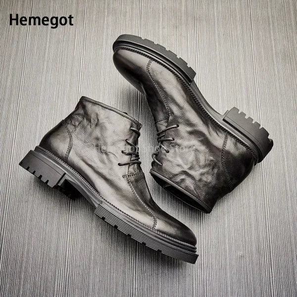 Herren-Schnürboots aus Leder, dunkel, seitliche Ansicht, mit dicker Profilsohle